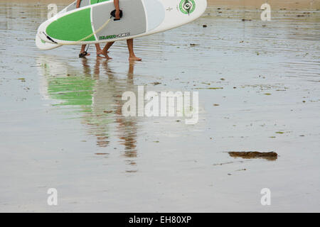 Frankreich, Quiberon Surf Boarder mit Brettern. Bauteilansicht mit Reflexionen im nassen sand Stockfoto