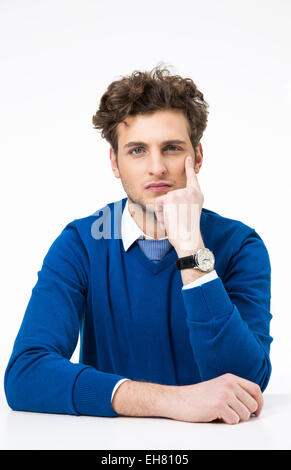Nachdenklich Jungunternehmer am Tisch sitzen Stockfoto