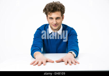 Hübscher junger Geschäftsmann am Tisch sitzen Stockfoto