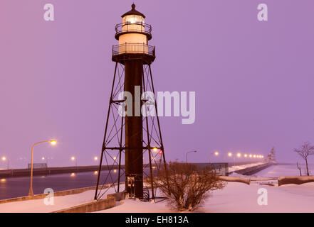 Duluth Hafen Süd Wellenbrecher inneren Leuchtturm während Schneesturm. Zwei weitere Leuchttürme im Hintergrund. Grand Marais, Minnesot Stockfoto