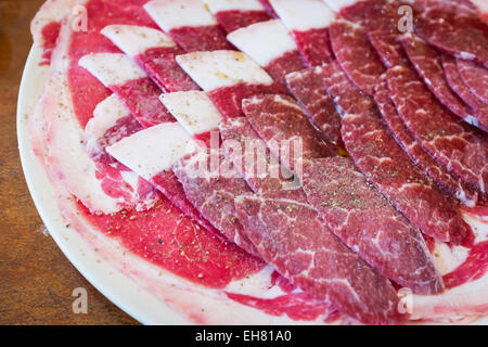 Rindfleisch auf weißem Teller, Salz, Pfeffer und Sauce auf Topping für BBQ Korea Food-Stil Stockfoto