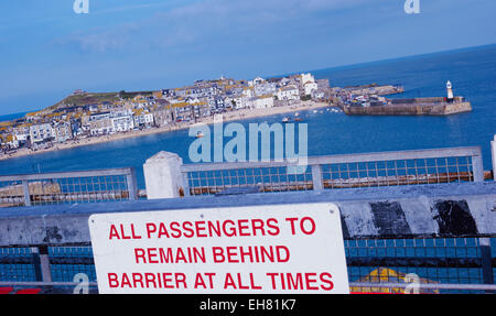 Warnschild am Sicherheitsbarrieren über Stadt und Hafen von St Ives Cornwall England Europa Stockfoto