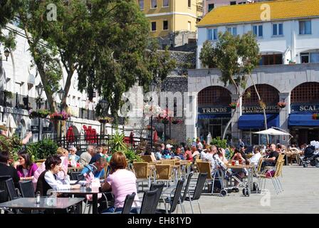 Touristen entspannen in Straßencafés in Grand Kasematten Square, Gibraltar, Großbritannien, Westeuropa. Stockfoto