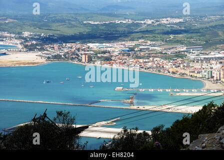 Erhöhten Blick auf die Landebahn des Flughafens von Seilbahn-Station mit den spanischen Küsten nach hinten, Gibraltar, Großbritannien, Stockfoto