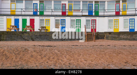 Traditionellen Strandhütten mit hell lackierten Türen Porthgwidden Strand St Ives Cornwall England Europa Stockfoto