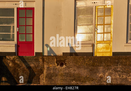 Rote und gelbe Strandhütten bei Sonnenaufgang Porthgwidden Strand St Ives Cornwall England Europa Stockfoto