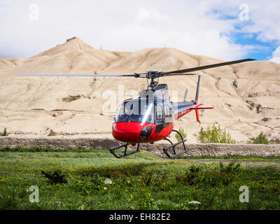 Hubschrauber abheben von Lo Manthang, Mustang, Nepal Stockfoto