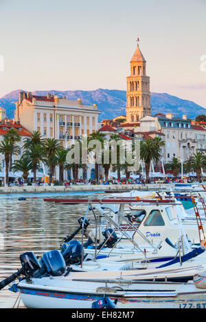 St. Domnius Cathedral Glockenturm und malerischen Hafen, Europa, Zentral Dalmatien, Kroatien, Split, Stari Grad (Altstadt) Stockfoto