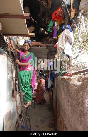 Schmale Straße und 2-Schicht-Häuser, Colaba Fischerdorf, Südende des Mumbai City, Maharashtra, Indien, Asien Stockfoto