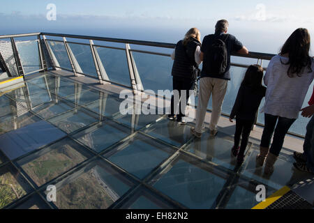 Blick hinunter auf das Meer von der Plattform am Cabo Girao, der zweite höchsten Klippen der Welt mit 589 Metern, Madeira, Portugal Stockfoto