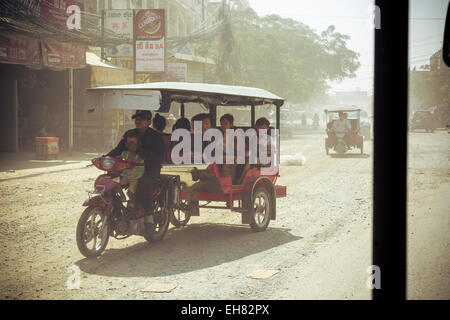 Tuk Tuk fahren, auf einer staubigen Straße, Phnom Penh, Kambodscha, Asien, Südostasien, Indochina Stockfoto