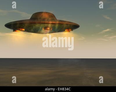 UFO - unbekanntes Flugobjekt am Himmel über dem Meeresspiegel Stockfoto