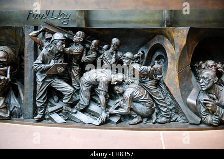 Paul-Tage sculpture'The treffen place'in Bronze mit 3d Bronze Plaketten am Fuß des Statue.St Pancras umgebaut Station, London, UK Stockfoto