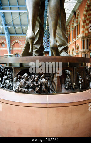 Paul-Tage sculpture'The treffen place'in Bronze mit 3d Bronze Plaketten am Fuß des Statue.St Pancras umgebaut Station, London, UK Stockfoto