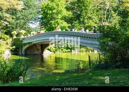 Bogenbrücke über den See, Central Park, Manhattan, New York City, New York, Vereinigte Staaten von Amerika, Nordamerika Stockfoto