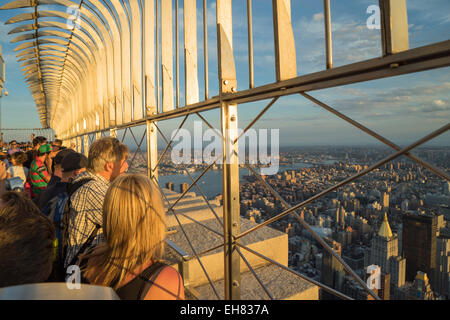 Touristen auf das Empire State Building Aussichtsplattform genießen die Aussicht, Manhattan, New York City, New York, USA Stockfoto