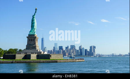 Freiheitsstatue und Liberty Island mit der Skyline von Manhattan in New York City, New York, USA-Ansicht Stockfoto