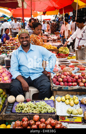 Obst- und Gemüsestände auf Mapusa Markt, Goa, Indien, Asien Stockfoto