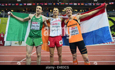 Prag, Tschechische Republik. 8. März 2015. Polens Marcin Lewandowski, zentrieren, feiert seine Goldmedaille mit Irlands Silbermedaillengewinner Mark Englisch, links und bronze-Medaillengewinner Niederlande Thijmen Kupers nach dem 800m-Rennen in den Innenräumen Europameisterschaften in Prag, Tschechische Republik, 8. März 2015. © Michal Kamaryt/CTK Foto/Alamy Live-Nachrichten Stockfoto