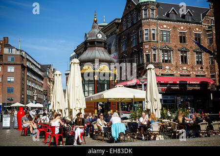 Leute sitzen in einem Café in Nytorv, Kopenhagen, Dänemark, Skandinavien, Europa Stockfoto