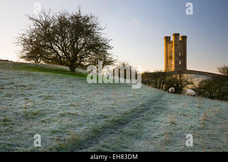 Broadway Tower am frostigen Morgen, Broadway, Cotswolds, Worcestershire, England, Vereinigtes Königreich, Europa Stockfoto