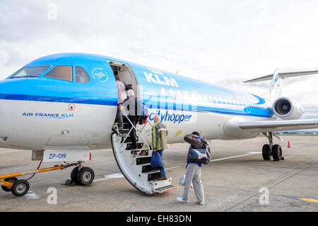 Passagiere steigen Sie eine Fokker F70 von KLM Cityhopper auf einem kurzen Flug von Flughafen Liverpool, UK betrieben. Stockfoto