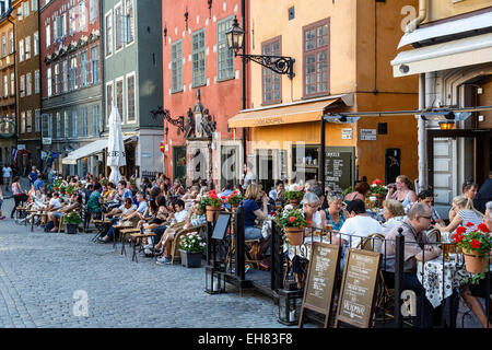 Leute sitzen in einem Restaurant am Platz Stortorget in Gamla Stan, Stockholm, Schweden, Skandinavien, Europa Stockfoto