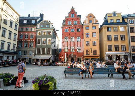 Leute sitzen am Platz Stortorget in Gamla Stan, Stockholm, Schweden, Skandinavien, Europa Stockfoto