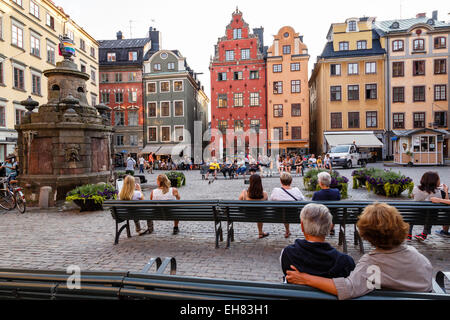 Leute sitzen am Platz Stortorget in Gamla Stan, Stockholm, Schweden, Skandinavien, Europa Stockfoto