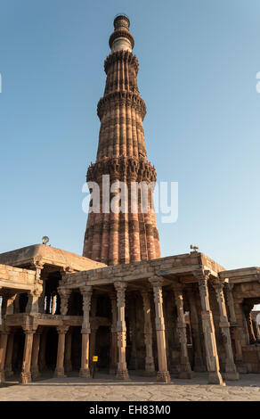 Spalten der Hof Quwwat-Ul-Islam-Moschee und Qutb Minar, Delhi, Indien Stockfoto