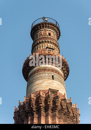 Nahaufnahme von Marmor oberen Ebenen des Qutb Minar, Delhi, Indien Stockfoto