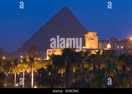 Die große Pyramide, der UNESCO und das Mena House Hotel in Gizeh in der Nacht, in der Nähe von Kairo, Ägypten, Nordafrika, Afrika Stockfoto