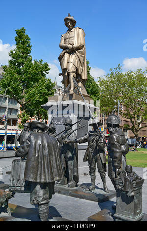 Statue von Rembrandt, umgeben von Figuren aus seinem Gemälde die Nachtwache, Rembrandtplein, Amsterdam, Niederlande Stockfoto