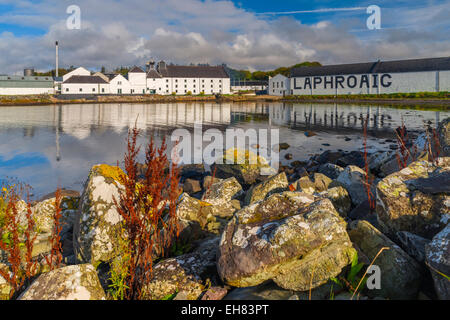 Laphroaig Whisky-Destillerie, Loch Laphroaig, Islay, Argyll und Bute, Schottland, Vereinigtes Königreich, Europa Stockfoto