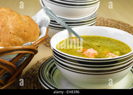 Fischsuppe mit Lachs und Gemüse in einer Schüssel serviert Stockfoto