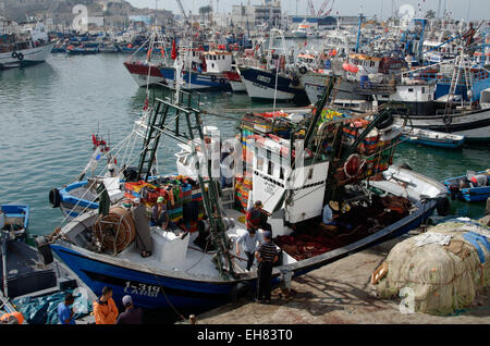 Angelboot/Fischerboot aus Tanger Fischerhafen, Tanger, Marokko, Nordafrika, Afrika in See stechen wird vorbereitet Stockfoto