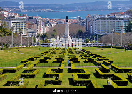 Portugal, Lissabon: Blick über den Park und zum Tejo am Aussichtspunkt des Parque Eduardo VII Stockfoto