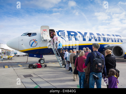 Passagiere, die Ryanair-Flugzeug am Flughafen Manchester. England. UK Stockfoto