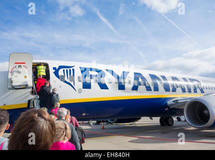 Passagiere, die Ryanair-Flugzeug am Flughafen Manchester. England. UK Stockfoto