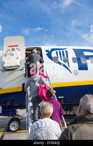 Passagiere, die Ryanair-Flugzeug am Flughafen Manchester. England. UK Stockfoto