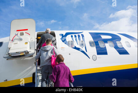 Passagiere, die Ryanair-Flugzeug am Flughafen Manchester. England. UK Stockfoto