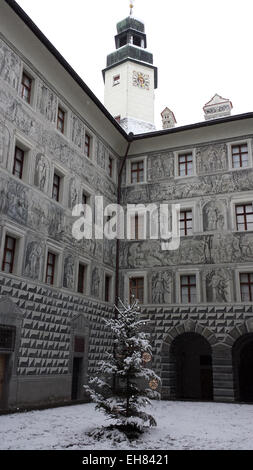 Das Foto hier (genommen Weihnachten 2014 wenn es schneite) zeigt den Innenhof des oberen Schlosses auf Scloss Ambras. Es wurde von 1564-1567 gebaut. Die Grisaille-Fresko-Arbeit ist grauer Farbe auf noch nassen Putz. Schloss Ambras ist ein Renaissanceschloss etwa 2 Meilen südöstlich von Innsbruck, Österreich. Es wurde von Erzherzog Ferdinand II. von Österreich, Graf von Tirol, erbaut und diente als Wohnsitz von 1563 bis 1595. Stockfoto