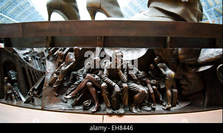 Paul-Tage sculpture'The treffen place'in Bronze mit 3d Bronze Plaketten am Fuß des Statue.St Pancras umgebaut Station, London, UK Stockfoto