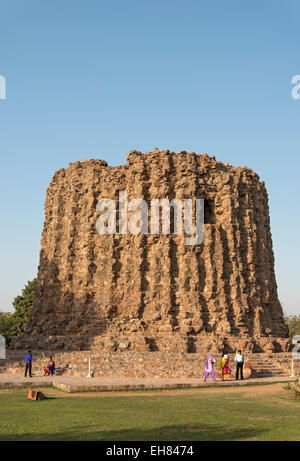 Unvollendete Alai Minar am Qutb Minar-Komplex, Delhi, Indien Stockfoto