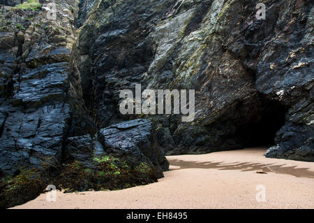 Geheimnisvolle Höhle in den Klippen am Crantock Beach in der Nähe von Newquay, Cornwall, England. Stockfoto