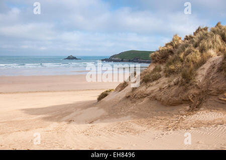 Ansicht von Crantock Beach von den Sanddünen. Ein schöner Sandstrand in der Nähe von Newquay in Cornwall. Stockfoto