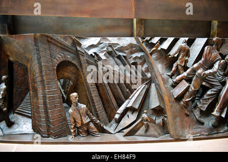 Paul-Tage sculpture'The treffen place'in Bronze mit 3d Bronze Plaketten am Fuß des Statue.St Pancras umgebaut Station, London, UK Stockfoto