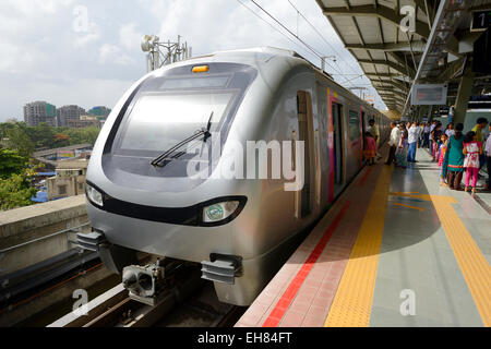 Bombay, Indien - 22. Juni 2014: Menschen in Mumbai (Bombay) Metro an Ghatkopar Metro Station in Richtung Versova Andheri sitzen. Stockfoto