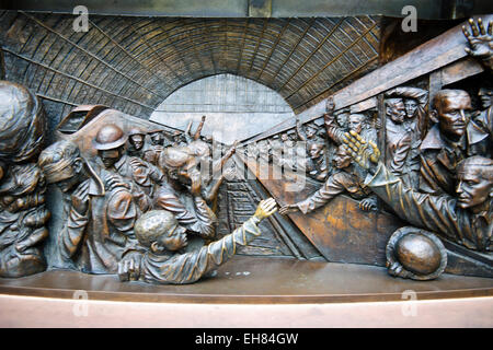 Paul-Tage sculpture'The treffen place'in Bronze mit 3d Bronze Plaketten am Fuß des Statue.St Pancras umgebaut Station, London, UK Stockfoto