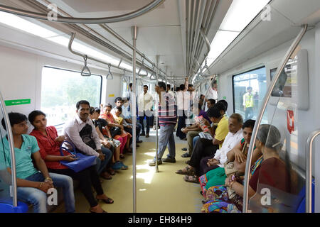 Bombay, Indien - 22. Juni 2014: Leute sitzen in Mumbai (Bombay) Metro an Ghatkopar Metro Station in Richtung Versova Andh Stockfoto